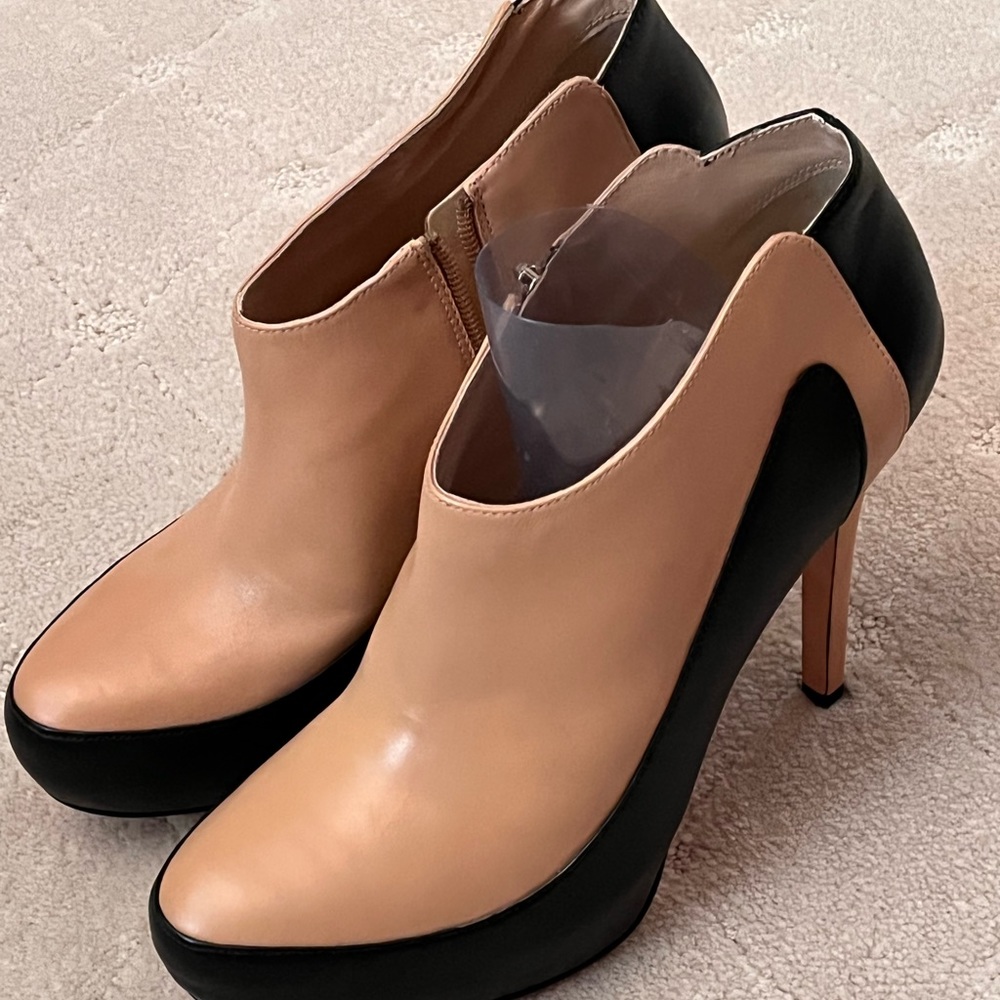 Zara new Guess by Marciano short tan and black ankle booties.